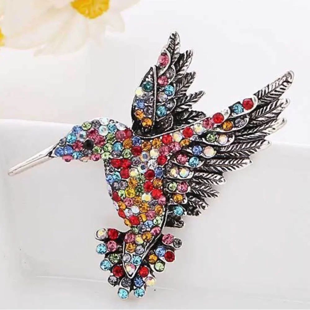 🩵 Betsey Johnson multicolored crystal hummingbird brooch 🩵